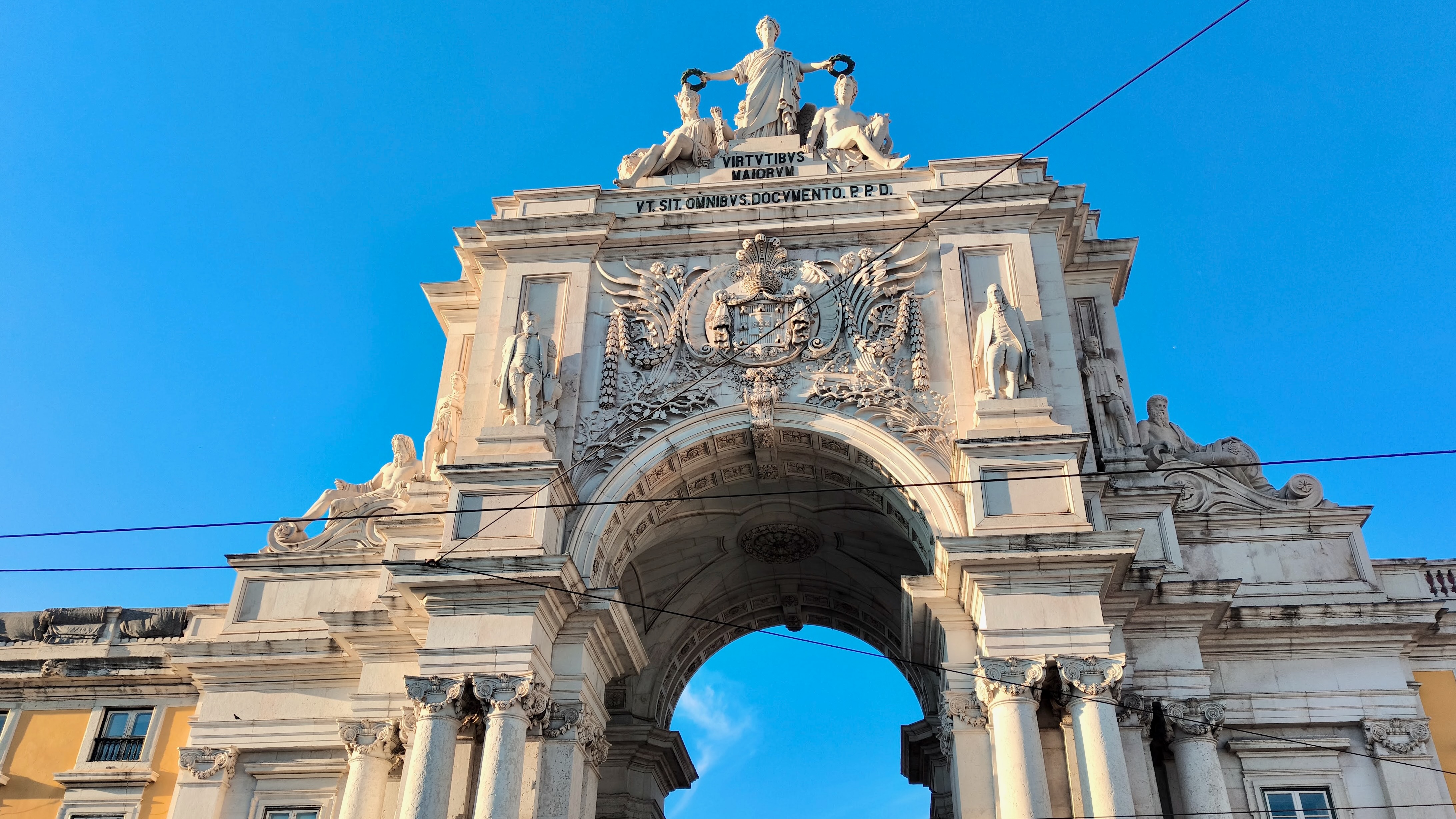 The Arco da Rua Augusta in Lisbon, a neoclassical triumphal arch opening onto Praça do Comércio and the Tagus River, the traditional starting point of the Camino Português